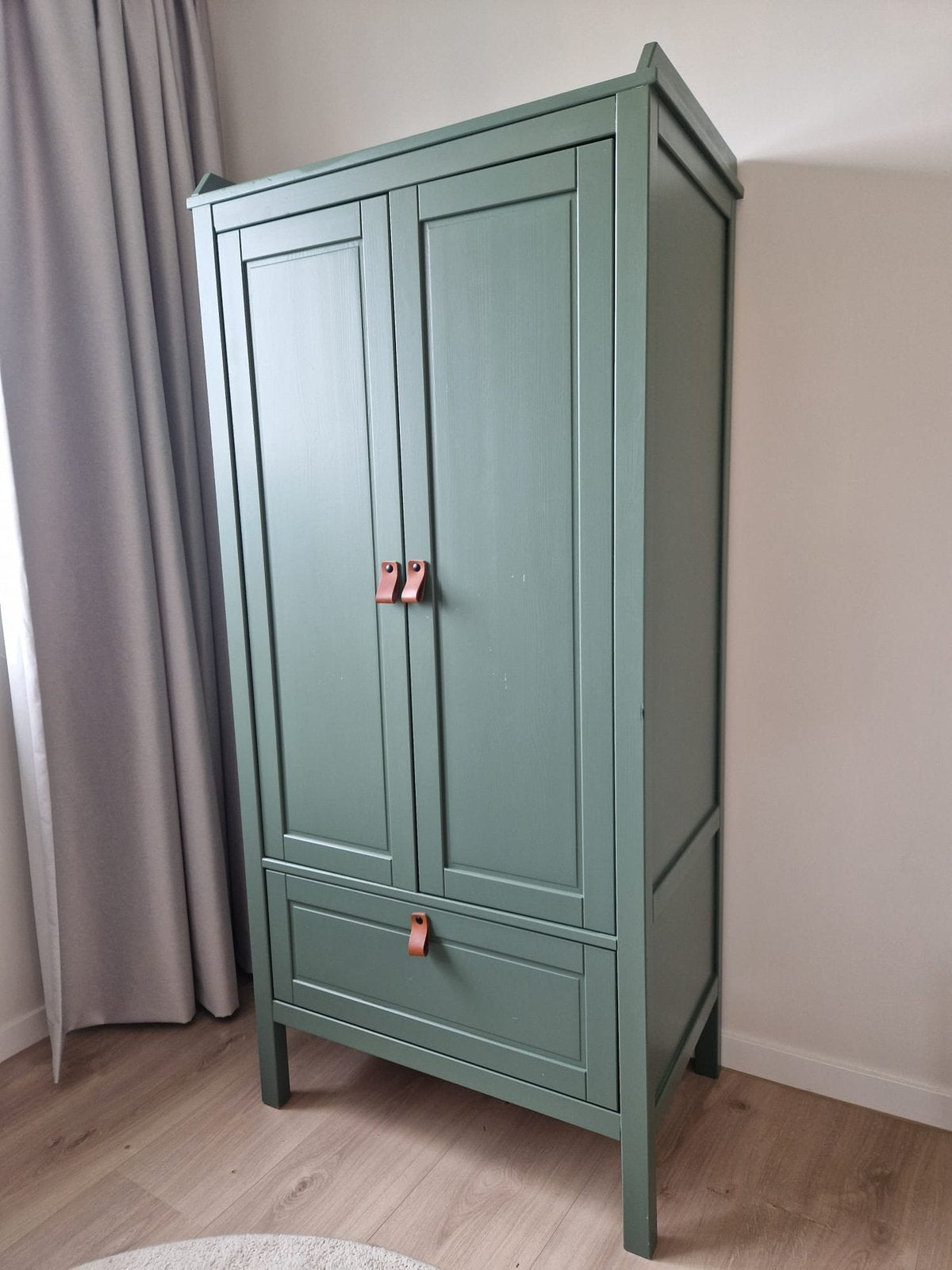 IKEA Kast sundvik, Groen met Leren Handgrepen, Ophalen, 50 tot 100 cm, Zo goed als nieuw, Met lade(s)