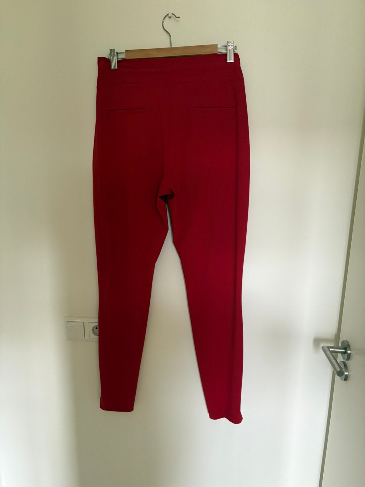 Mooie rode studio anneloes broek maat M., Kleding | Dames, Broeken en Pantalons, Maat 38/40 (M), Ophalen of Verzenden, Zo goed als nieuw