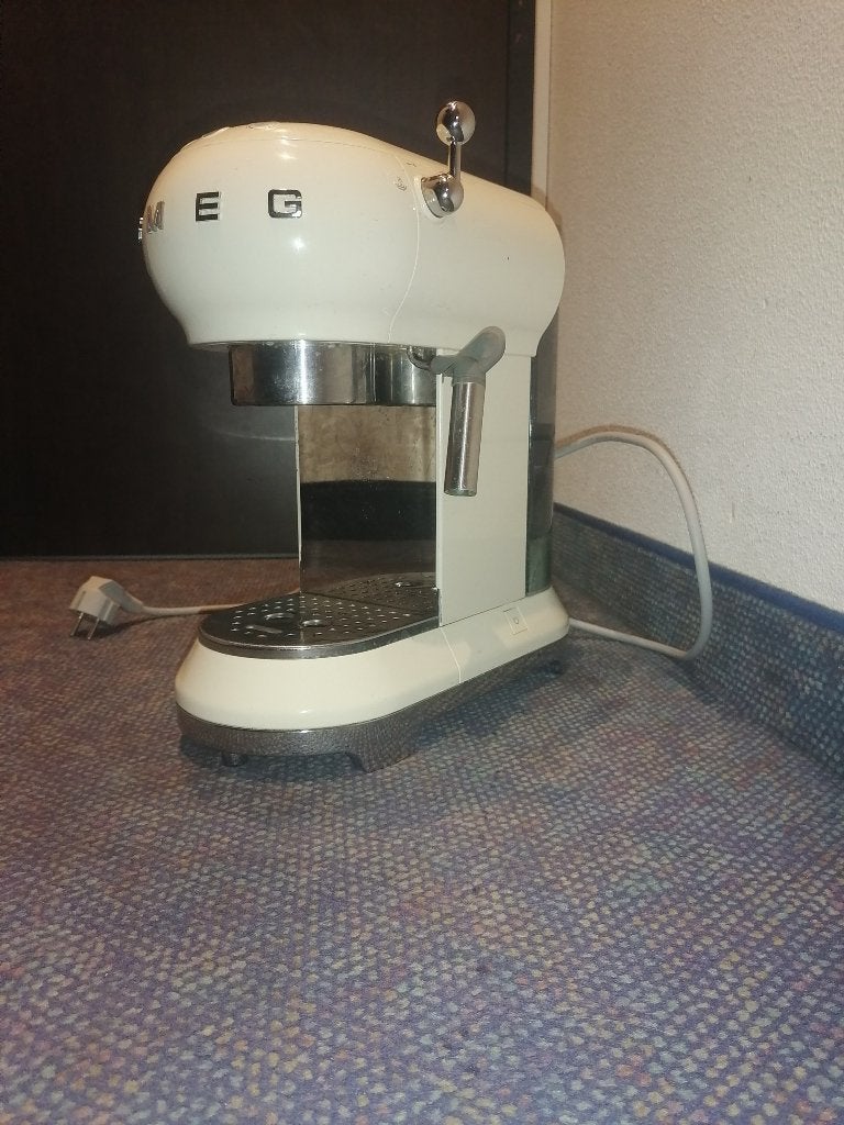SMEG ECF01 (onderdelen of repareren), 10 kopjes of meer, Ophalen of Verzenden, Gebruikt, Koffiemachine