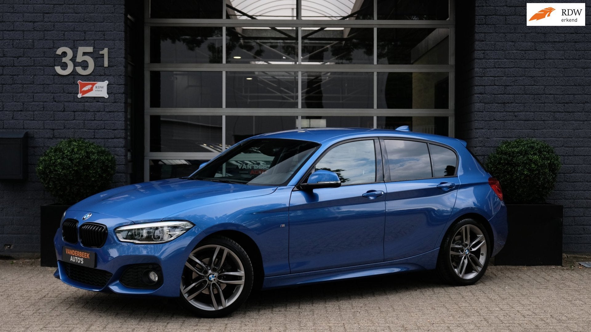 BMW 1-serie 118i High Executive M-Sport ESTORILBLAU, Gebruikt, Blauw, Alcantara, Bedrijf