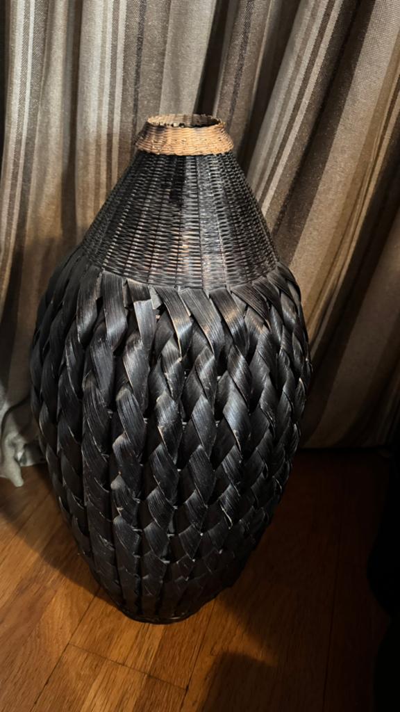 Grote rieten rattan gevlochten decoratieve vaas zwart, Huis en Inrichting, Woonaccessoires | Vazen, Overige materialen, 50 tot 75 cm