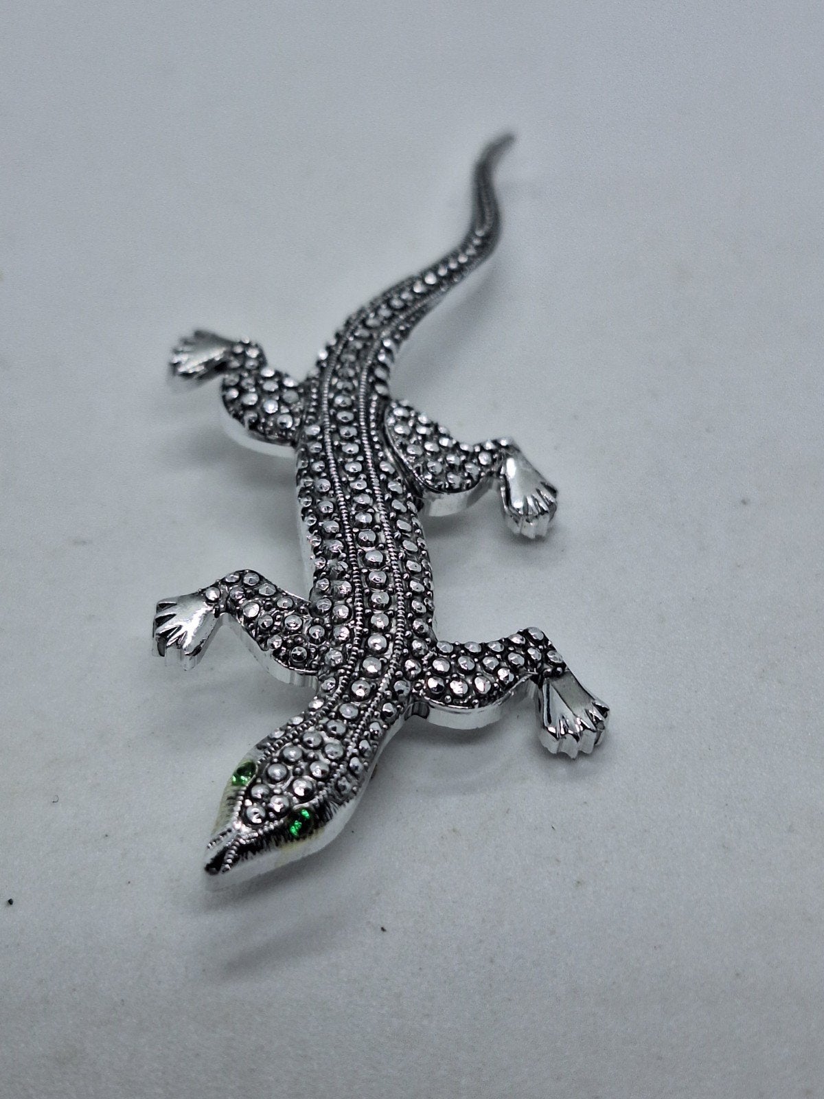 Zilveren Salamander Broche met Groene Oogjes en Markasiet, Gebruikt, Ophalen of Verzenden, Met edelsteen, Zilver
