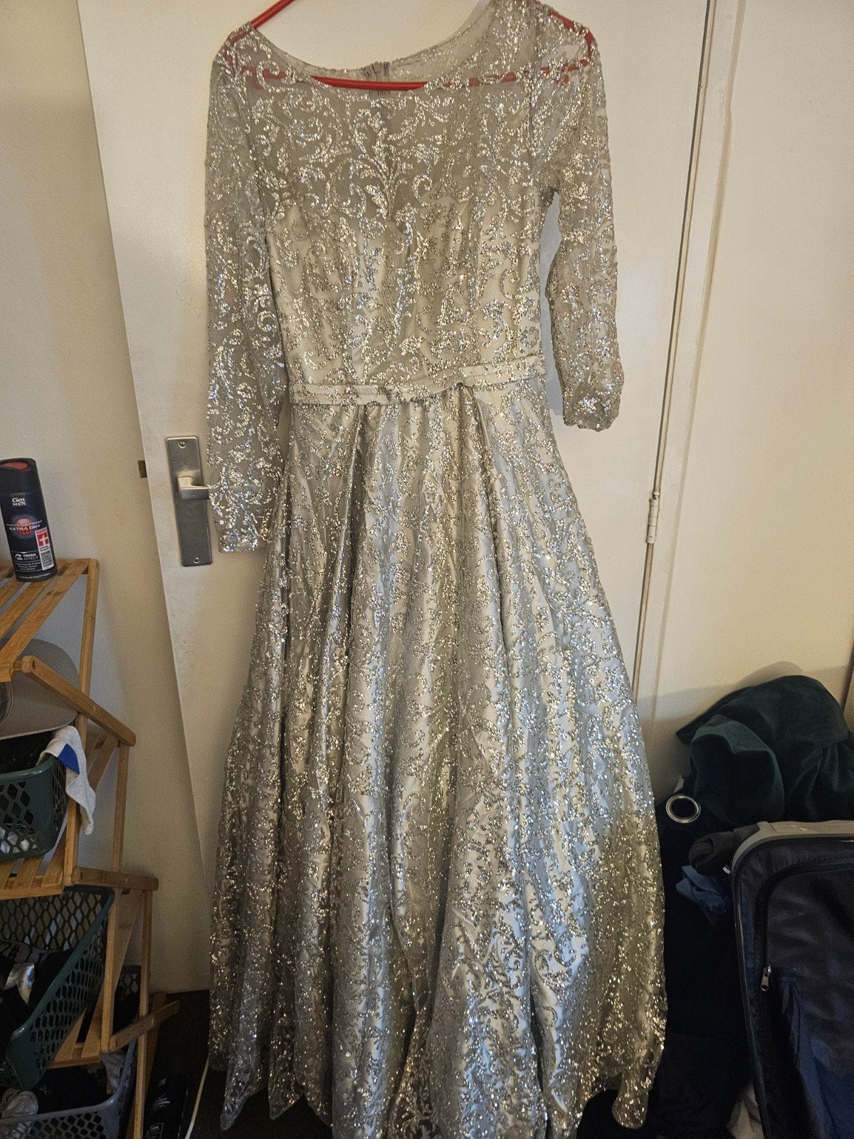 Elegante zilveren avondjurk met glitterpatroon, Maat 38/40 (M), Ophalen of Verzenden, Onbekend, Zo goed als nieuw