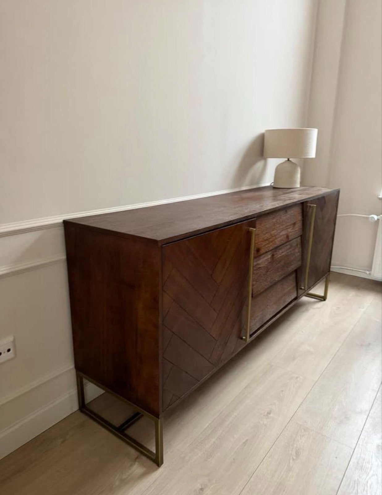 Dutchbone dressoir met visgraatmotief en metalen onderstel, Ophalen, Gebruikt, 150 tot 200 cm, Met lade(s)