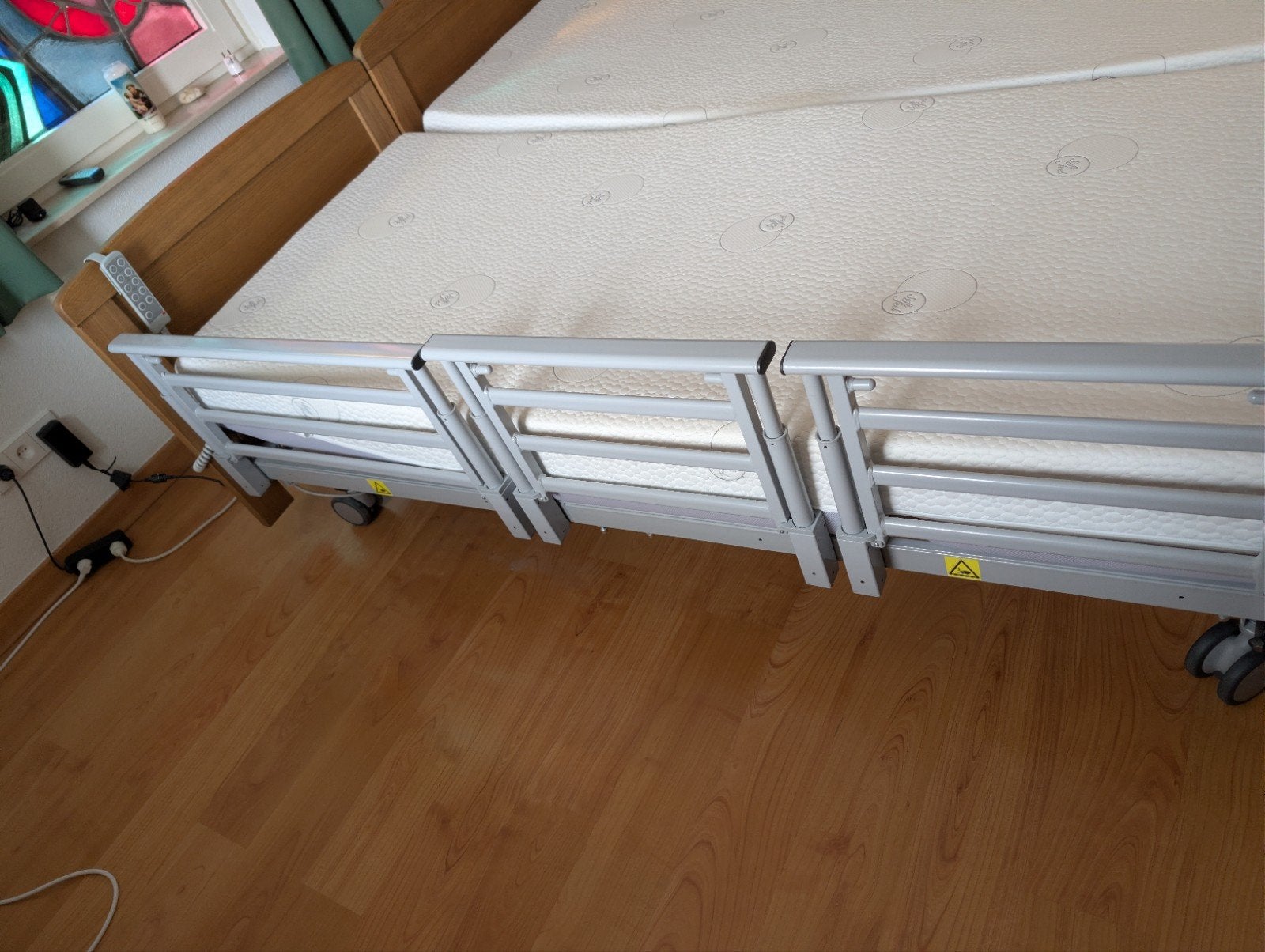 Verstelbaar eenpersoonsbed met motor en zijhekken, Ophalen, Verstelbaar, 90 cm, Eenpersoons