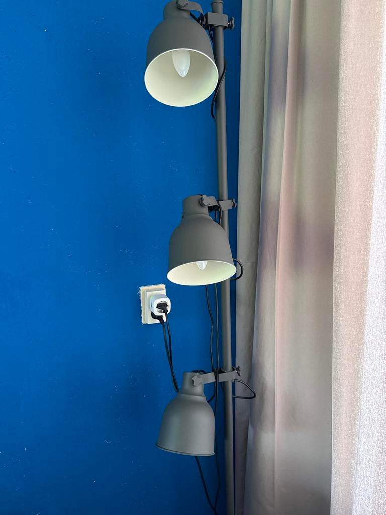 Grijze vloerlamp met 3 verstelbare spots incl 3 hue lampen, Ophalen, Zo goed als nieuw, Metaal, 150 tot 200 cm