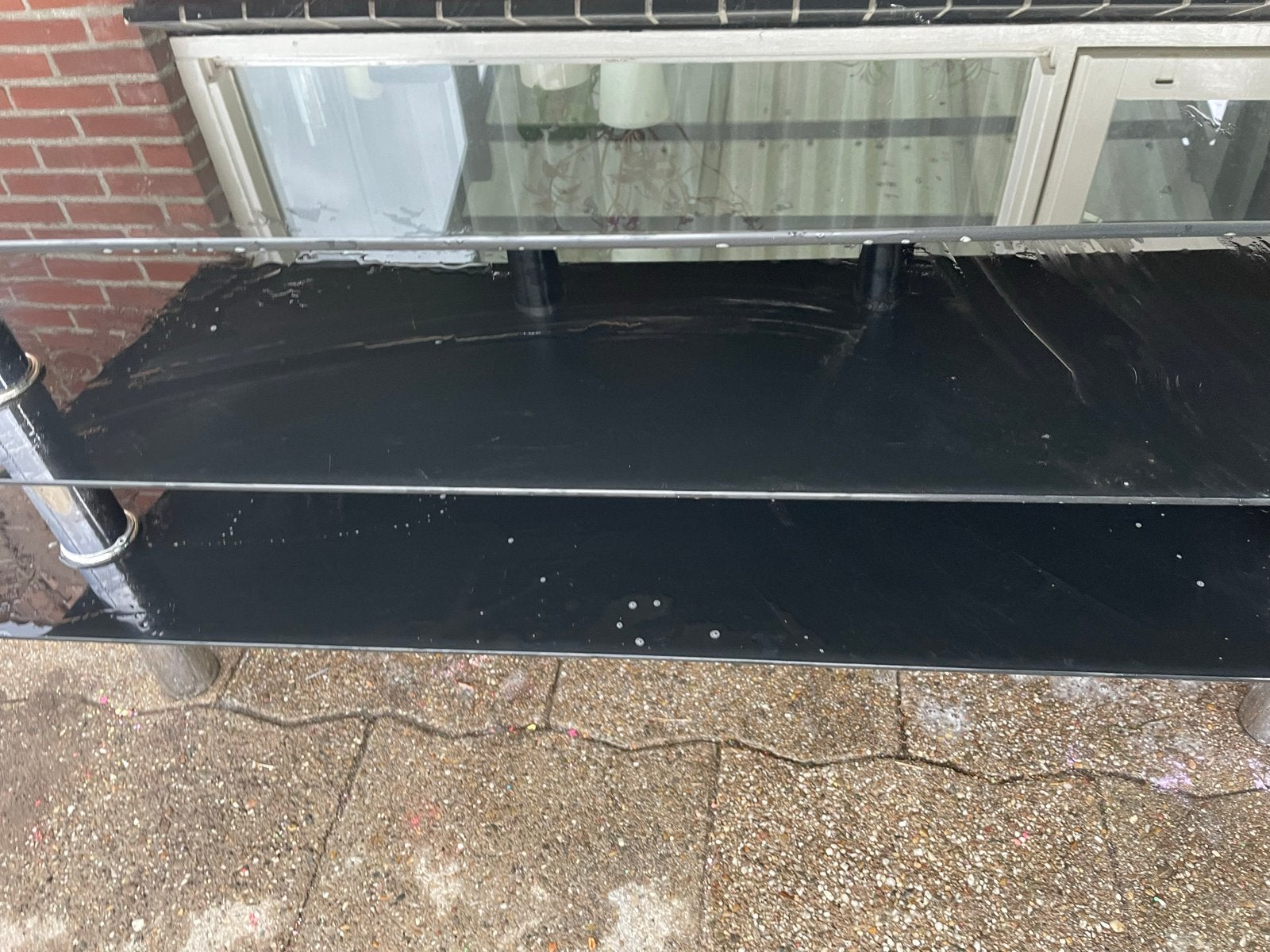 Zwart glazen tv-meubel met metalen poten, Gebruikt, 100 tot 150 cm, Ophalen of Verzenden, Glas