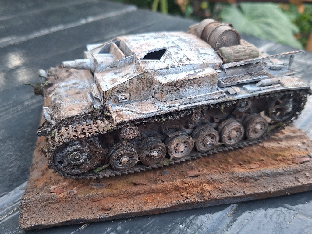 German StuG III B/C - gebouwd/geverfd/geweatherd + base 1/35, Overige merken, Gebruikt, Tank, 1:32 tot 1:50