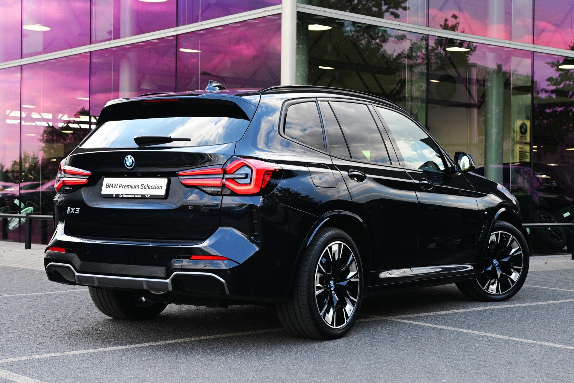BMW iX3 High Executive / Panoramadak / Trekhaak / Comfort Ac, Dealer onderhouden, Achterwielaandrijving, Gebruikt, 750 kg