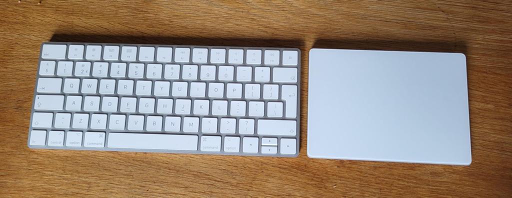 Apple Magic Keyboard A1644 en trackpad 2, Computers en Software, Toetsenborden, Zo goed als nieuw, Qwerty, Draadloos, Ergonomisch
