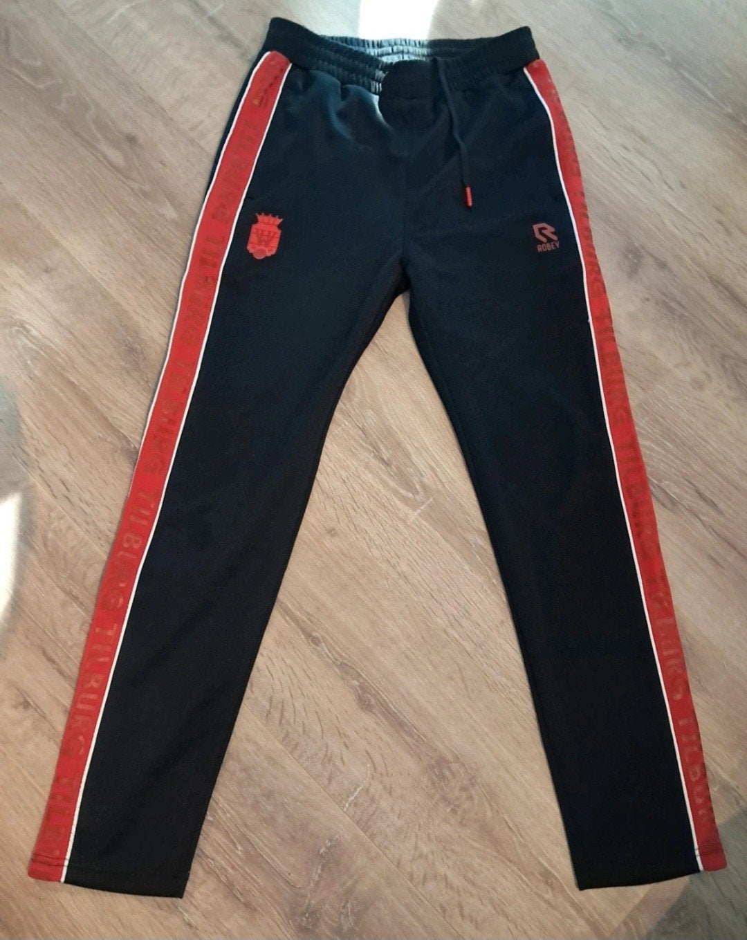 Robey trainingsbroek Willem II maat 164, Kinderen en Baby's, Broek, Ophalen of Verzenden, Zo goed als nieuw, Robey