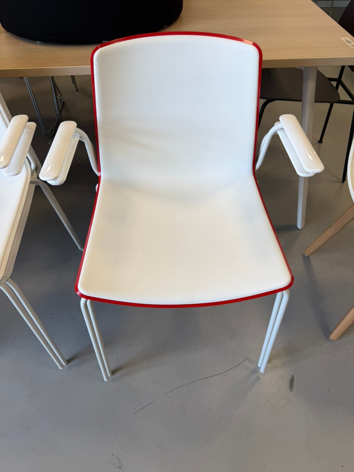 Pedrali Tweet stoel met armleggers. Stapelbaar. Set van 2., Huis en Inrichting, Stoelen, Ophalen, Zo goed als nieuw, Rood, Eén