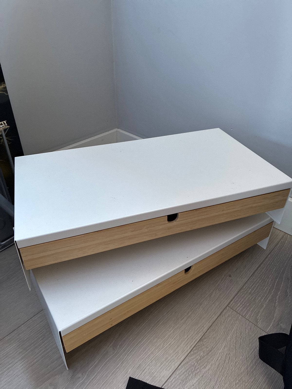 2x IKEA monitorstandaard met lade, Ophalen, Gebruikt