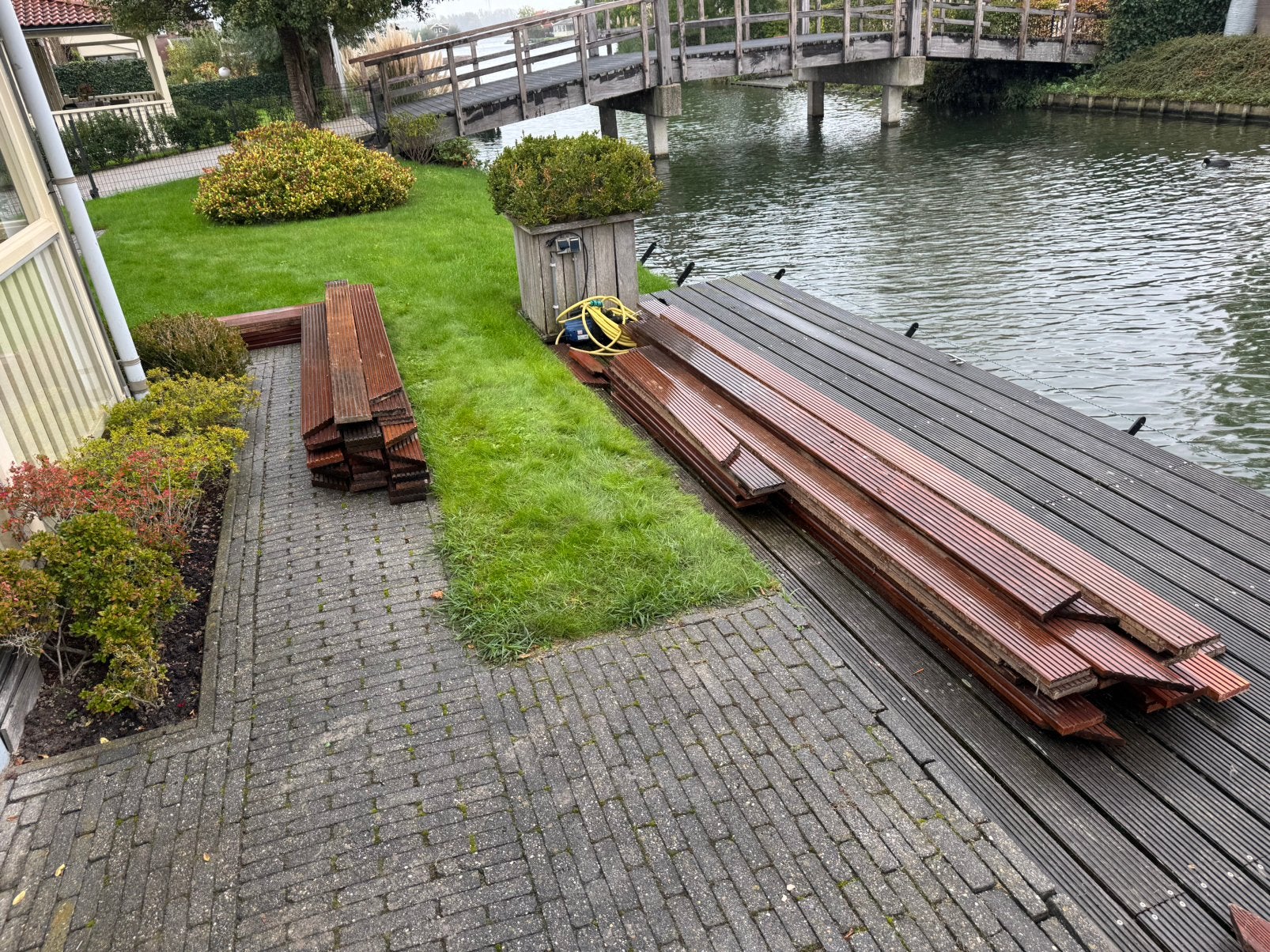 Partij hardhouten vlonderplanken ca. 39 m² + balken gratis, Ophalen, Zo goed als nieuw, Hout