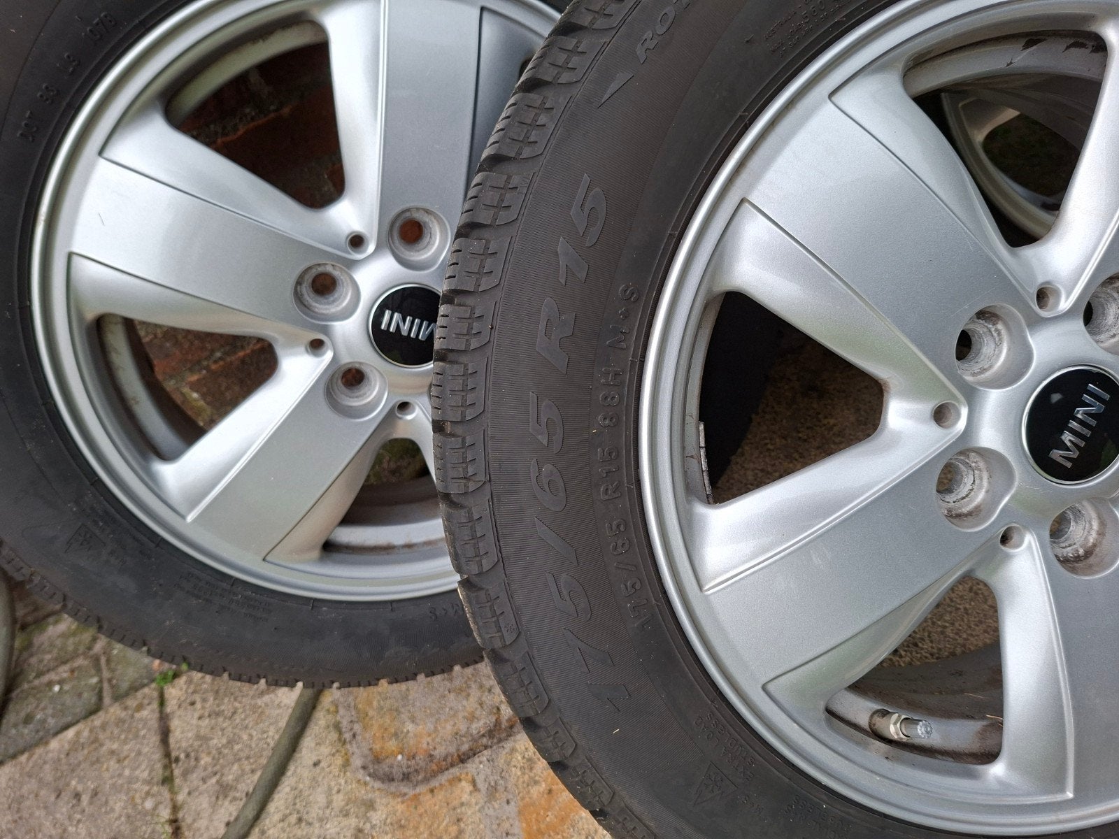 Pirelli winterbanden voor Mini One (1 seizoen gebruikt), Auto-onderdelen, Ophalen, Gebruikt, 15 inch, 175 mm