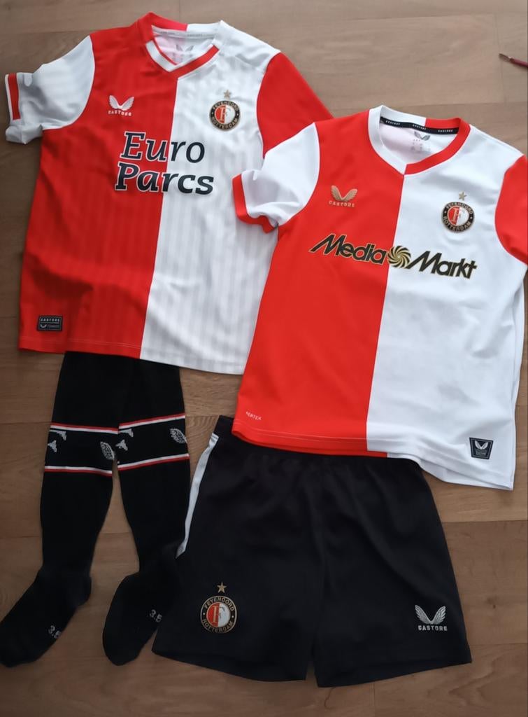 Feyenoord tenue: 2 shirts, broekje en sokken (diverse maten), Ophalen of Verzenden, Gebruikt, Castore, Jongen
