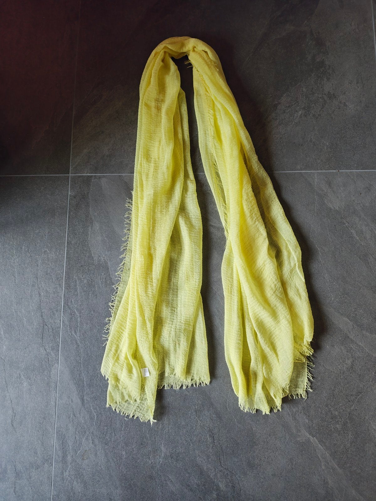 lichtgele sjaal 100% viscose, Kleding | Dames, Ophalen of Verzenden, Gedragen, Sjaal