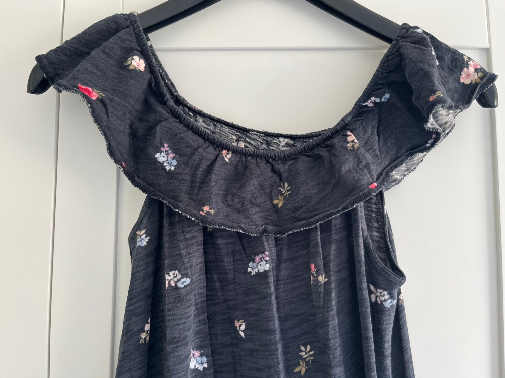 Off‑shoulder zomerjurkje antraciet bloemen ruches mt S Ibiza, Ophalen of Verzenden, Zo goed als nieuw, Maat 36 (S), Grijs