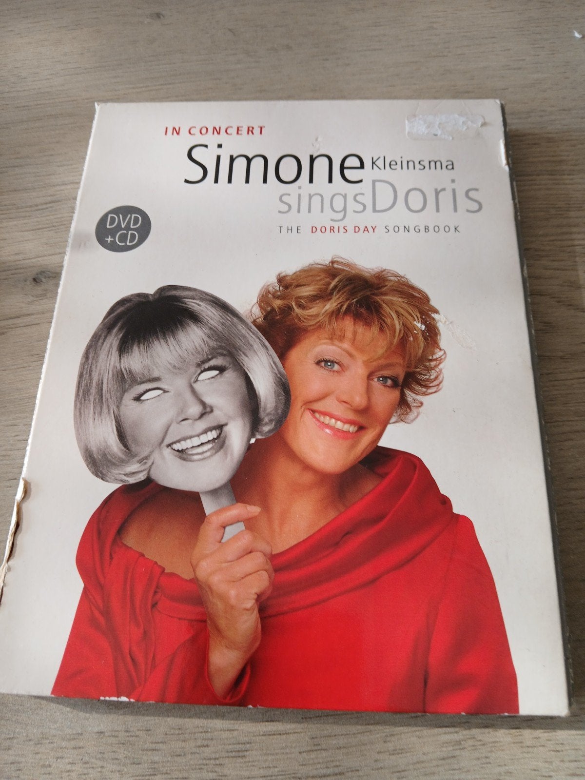 Simone Kleinsma sings Doris - The Doris Day Songbook DVD+CD, Gebruikt, Alle leeftijden, Nederlands, Inclusief doosje