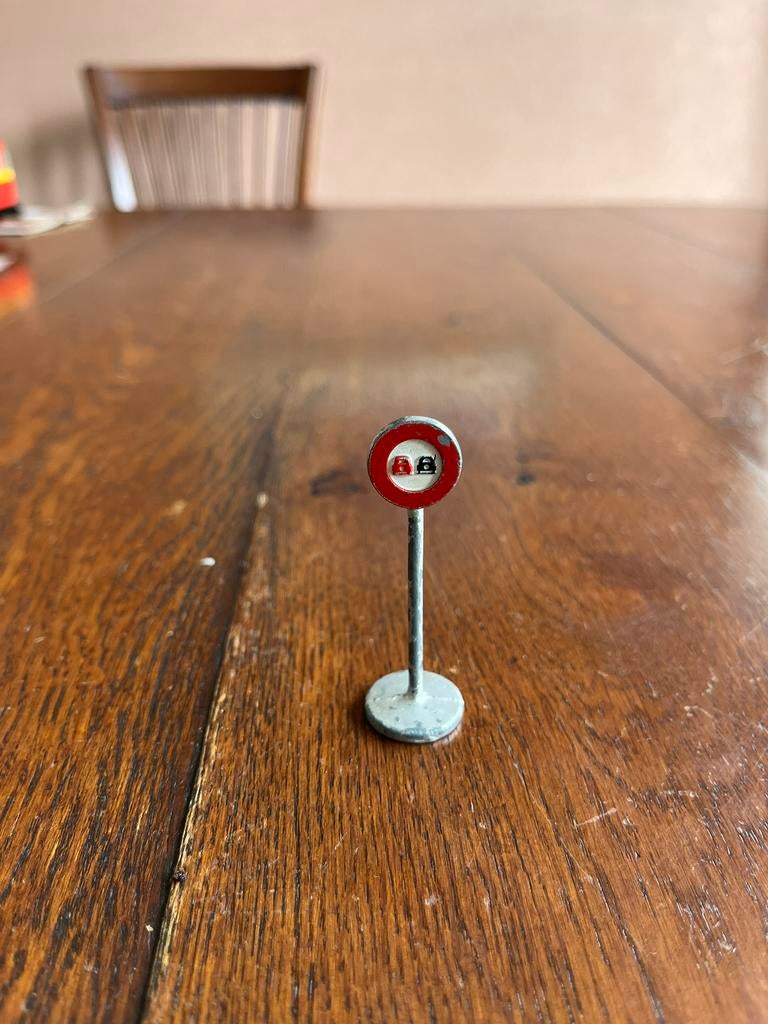 Dinky Toy Meccano verkeersbord "inhaalverbod", Hobby en Vrije tijd, Ophalen of Verzenden, Gebruikt, Overige typen, Dinky Toys