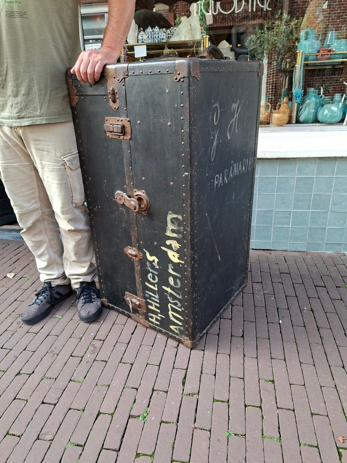 Nu €125 grote reiskoffer / kast Hillers Amsterdam Paramaribo, Antiek en Kunst, Ophalen
