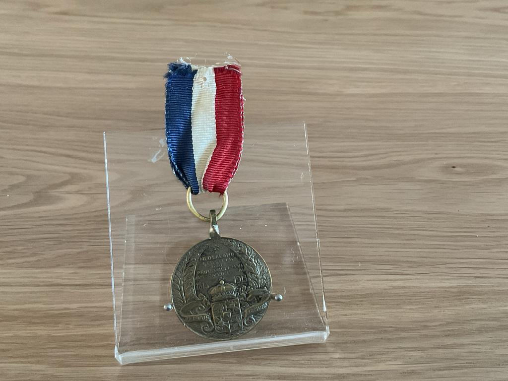 Nederlandse Herinneringsmedaille 1830-1831 met lint, Postzegels en Munten, Ophalen of Verzenden, Overige materialen, Nederland