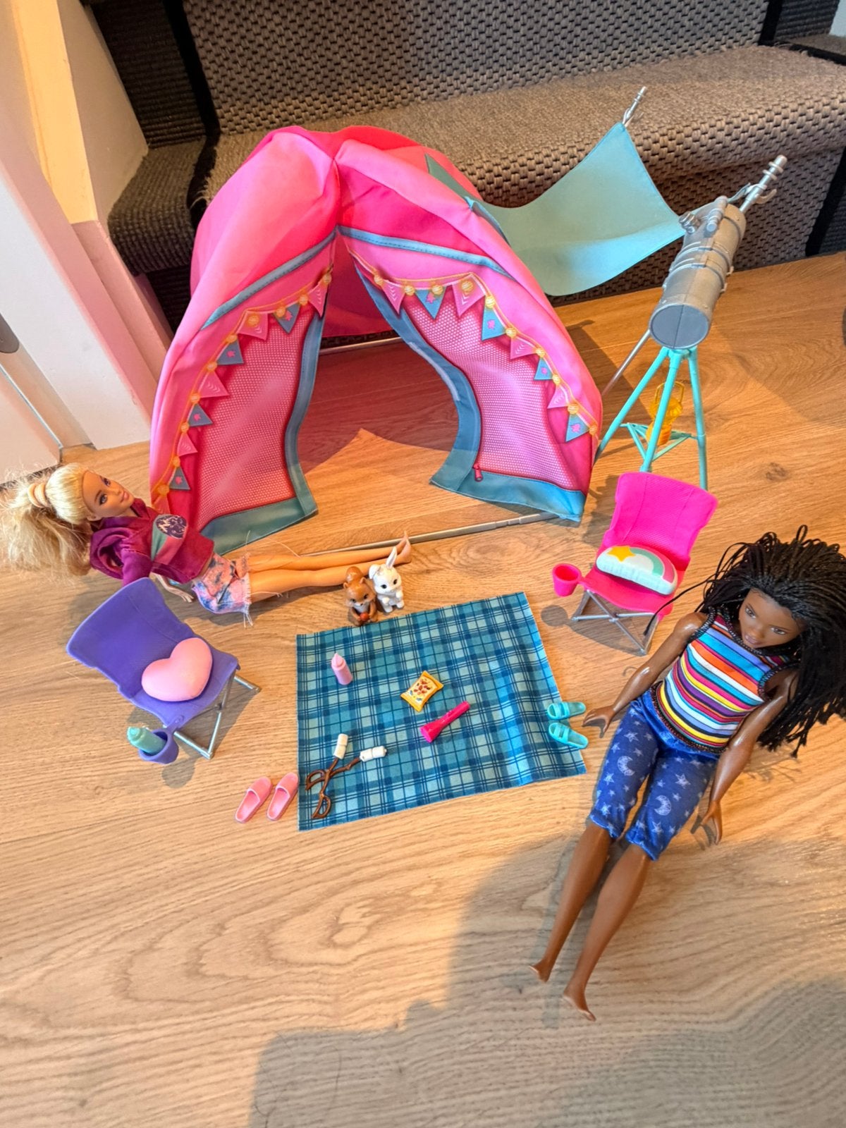 Barbie poppen met tent en accessoires, Ophalen, Gebruikt, Barbie