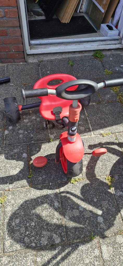 Rode driewieler met duwstang - Zo goed als nieuw, Ophalen of Verzenden, Zo goed als nieuw, Verstelbare zitting