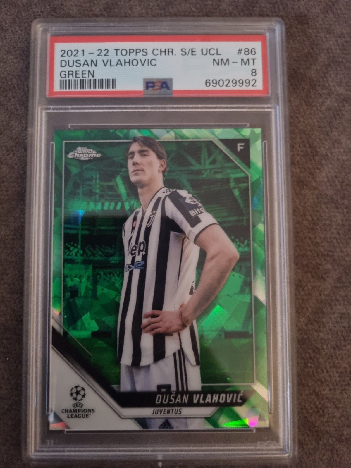 Dusan Vlahovic Topps Chrome Green PSA 8  42/75, Ophalen of Verzenden, Zo goed als nieuw, Buitenlandse clubs, Spelerskaart