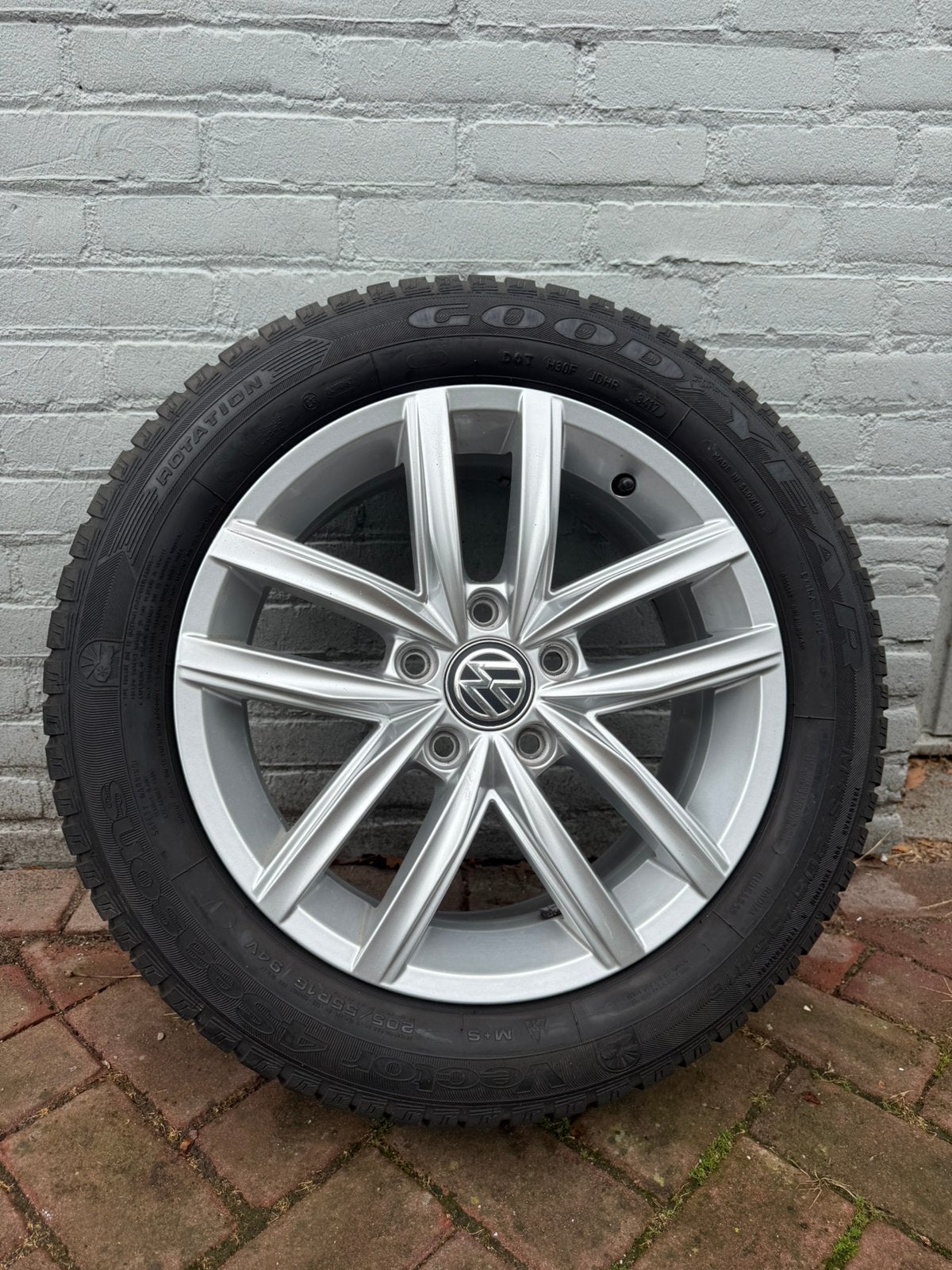 Volkswagen 16 inch velgen met Goodyear all season banden, Ophalen, Gebruikt