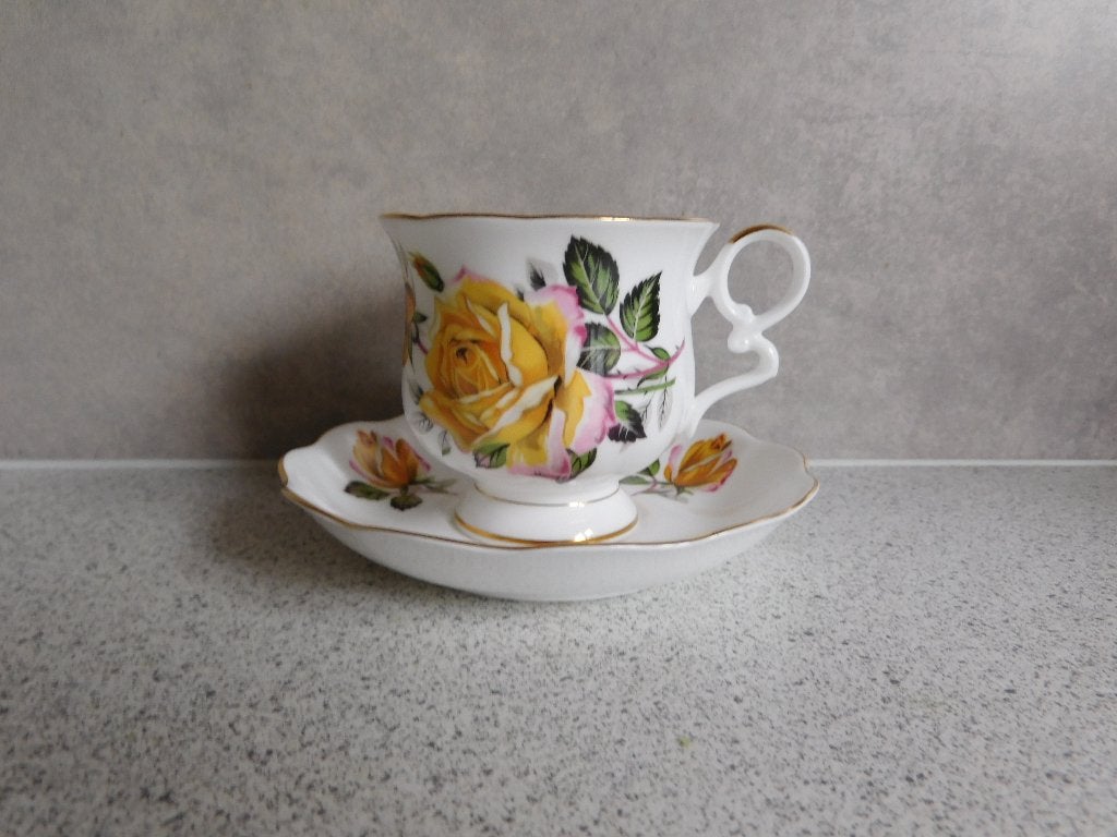 Kop en schotel Fine Bone China Yellow Rose Royal Ascot, Verzamelen, Porselein, Kristal en Bestek, Ophalen of Verzenden, Zo goed als nieuw