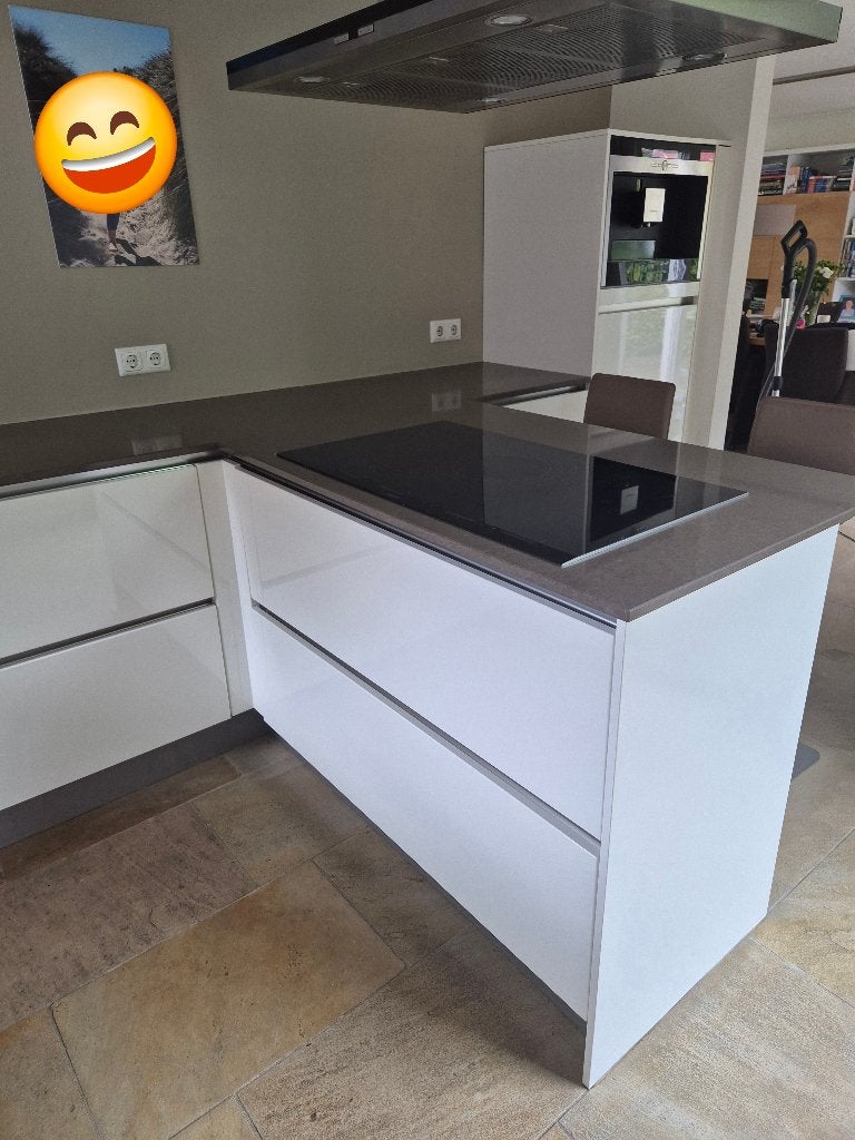 Moderne witte keuken met kookeiland en inbouwapparatuur, Ophalen, U-keuken, Greeploos, Wit