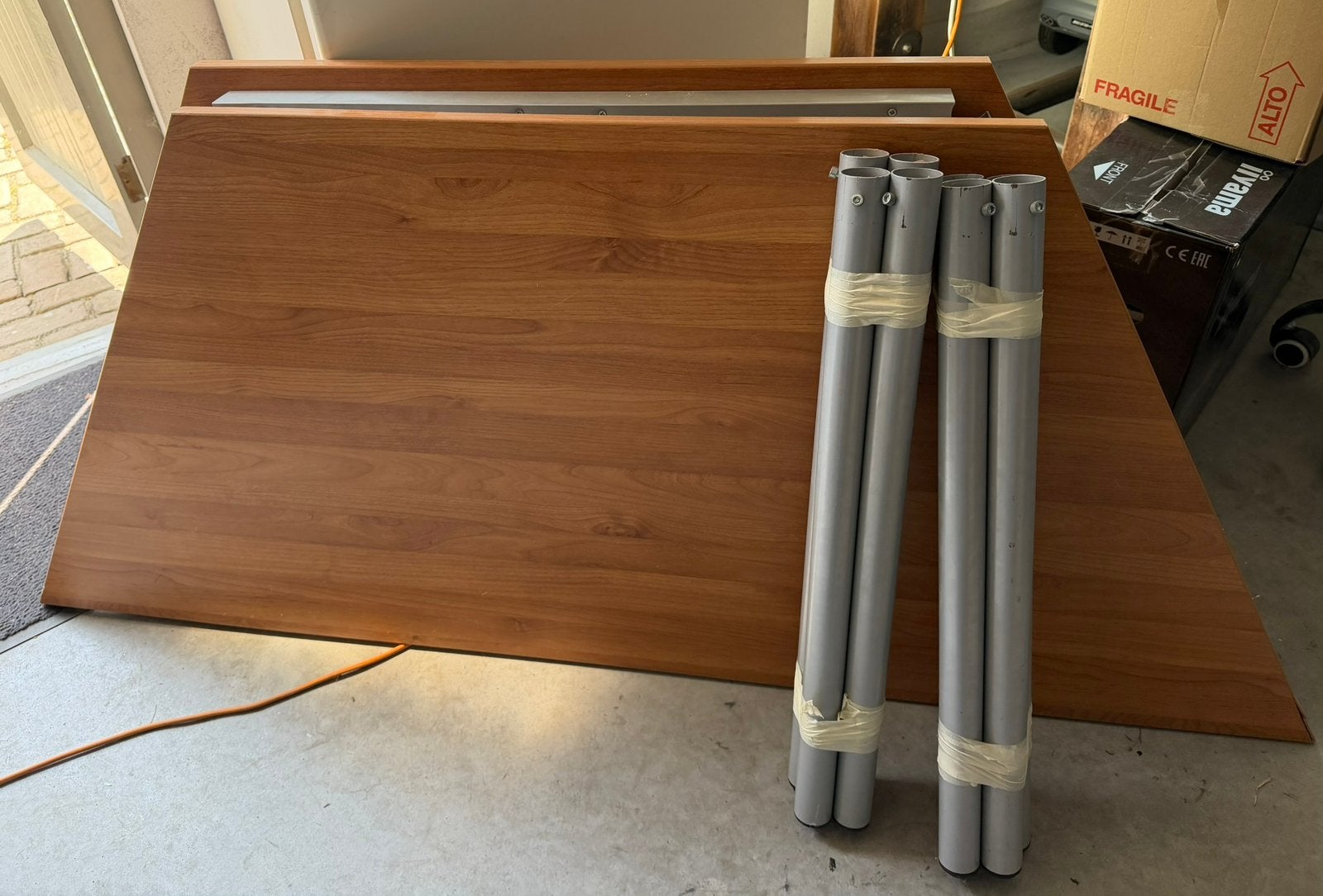 2 kantoor tafels / bureaus. Trapezium vorm 80-160 x 70 diep, Huis en Inrichting, Ophalen, Gebruikt, Overige typen
