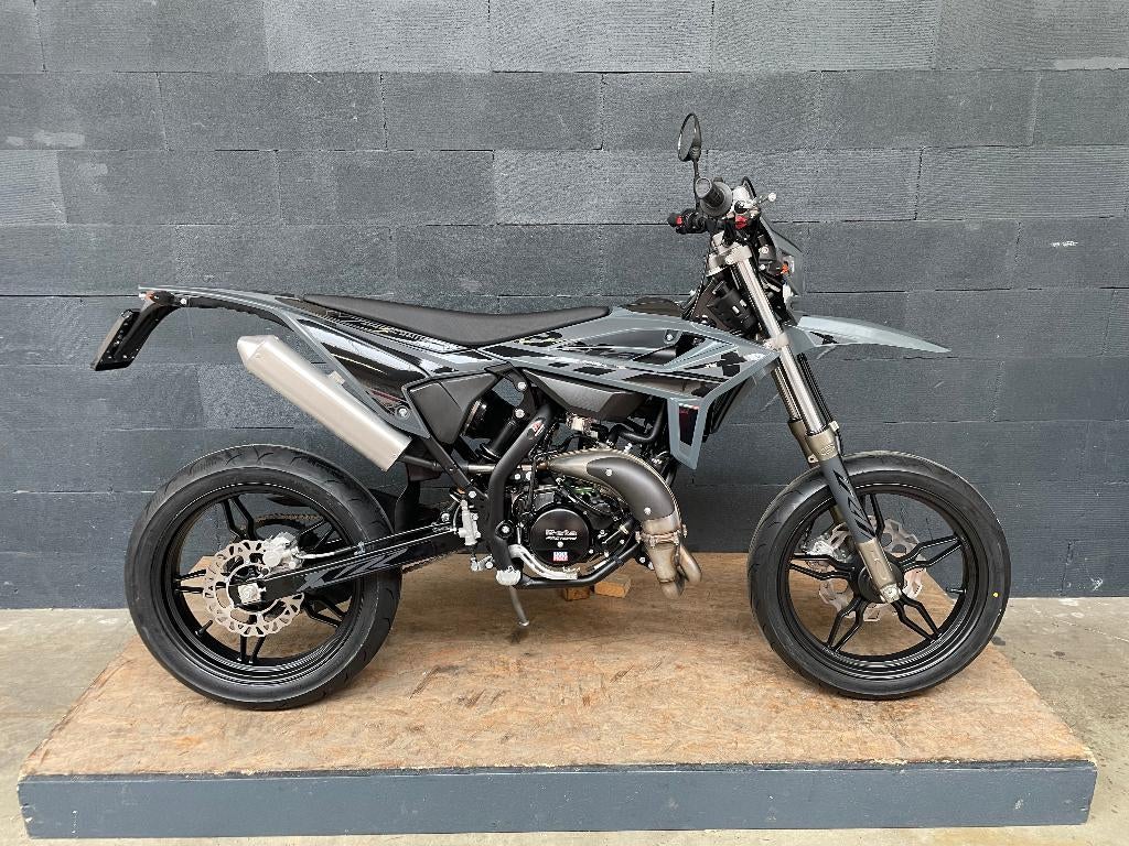Beta RR 50 Motard X Special 2026 , Nieuw 50cc AM6 Voorraad, Ophalen, 6 versnellingen, Maximaal 45 km/u, Nieuw