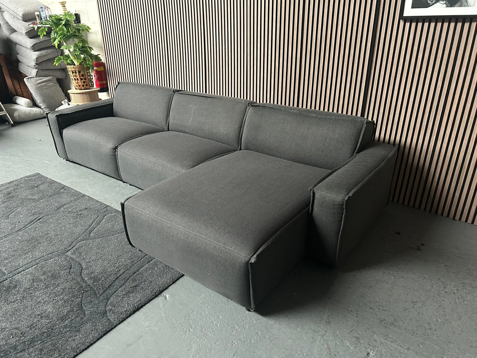 GRATIS LEVERING DONKER GRIJZE HOEKBANK 320X153 GEREINIGD, Loungebank, Hoekbank, 300 cm of meer, Ophalen of Verzenden