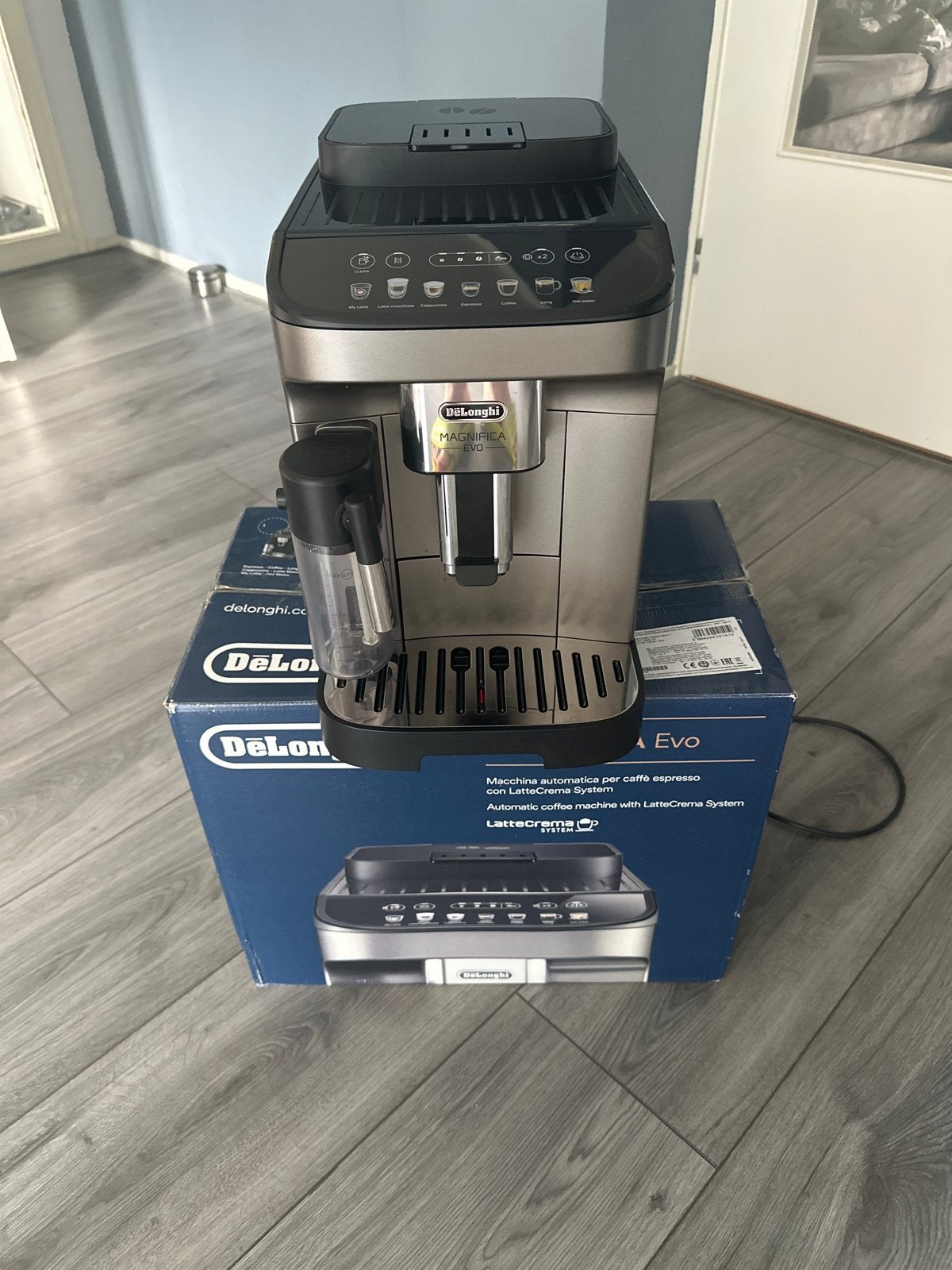 DeLonghi Magnifica Evo Koffiemachine met LatteCrema Systeem, Ophalen, Afneembaar waterreservoir, 10 kopjes of meer, Koffiemachine