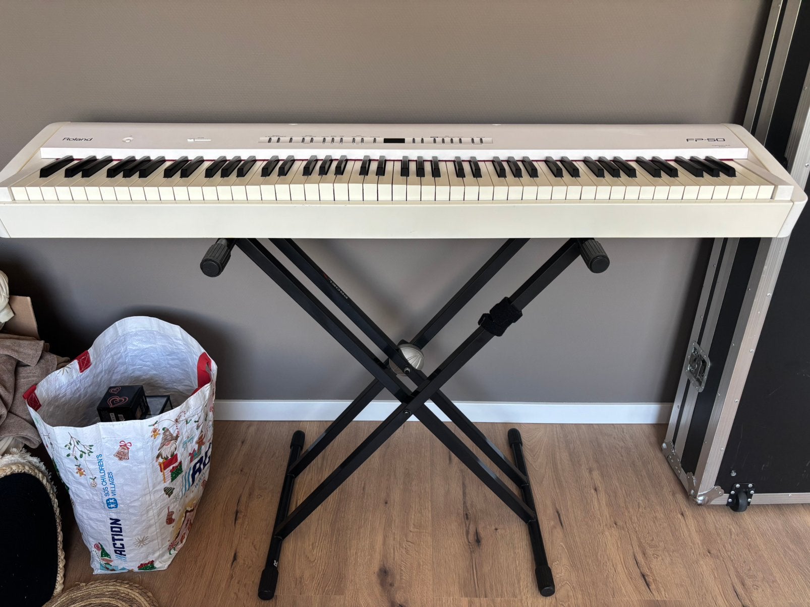 Roland FP-50 inclusief standaard,voedingskabel en peda, Muziek en Instrumenten, Piano's, Ophalen, Gebruikt, Wit