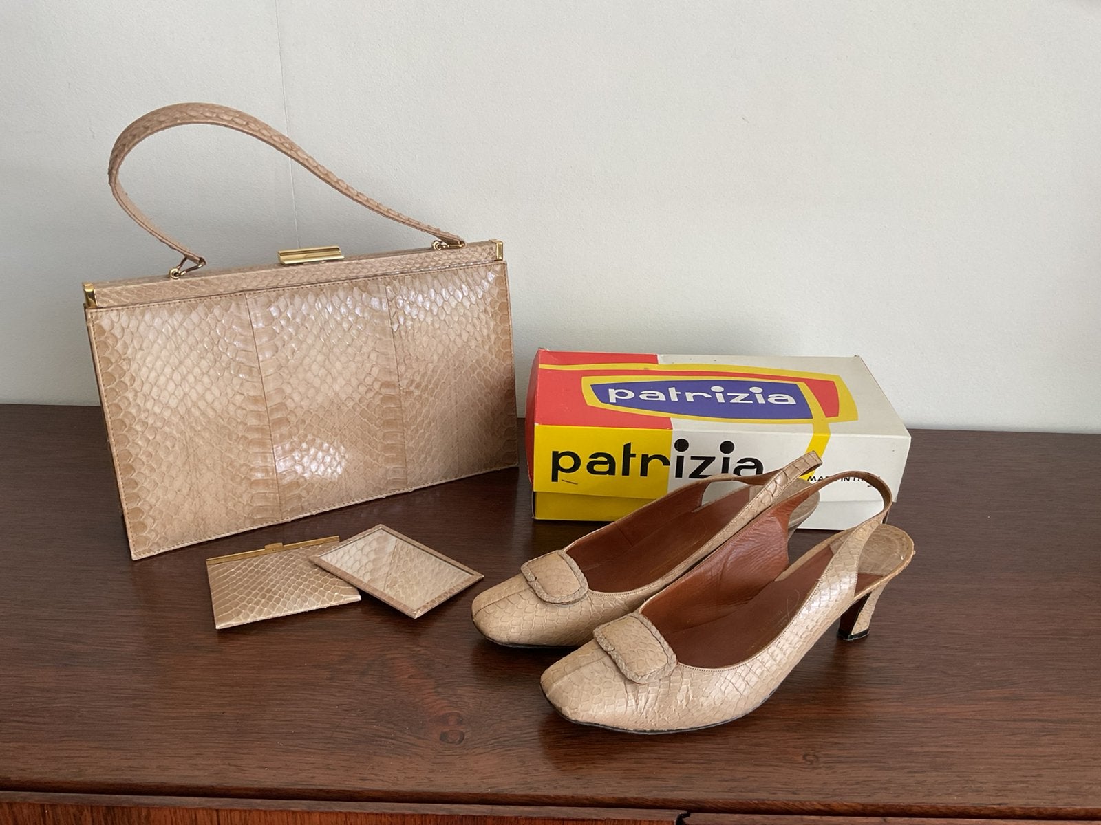 1965 Vintage slangenhuid pumps (mt 38) & handtas, Patrizia, Ophalen of Verzenden, Gedragen, Beige, Pumps