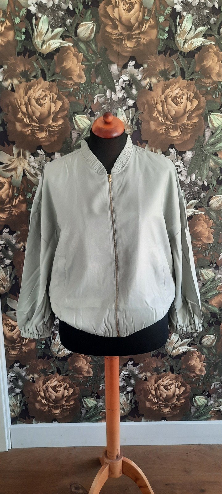 Grijs groen bomber jack jas satinlook maat 50 nieuw, Kleding | Dames, Jassen | Zomer, Ophalen of Verzenden, Nieuw, Maat 46/48 (XL) of groter