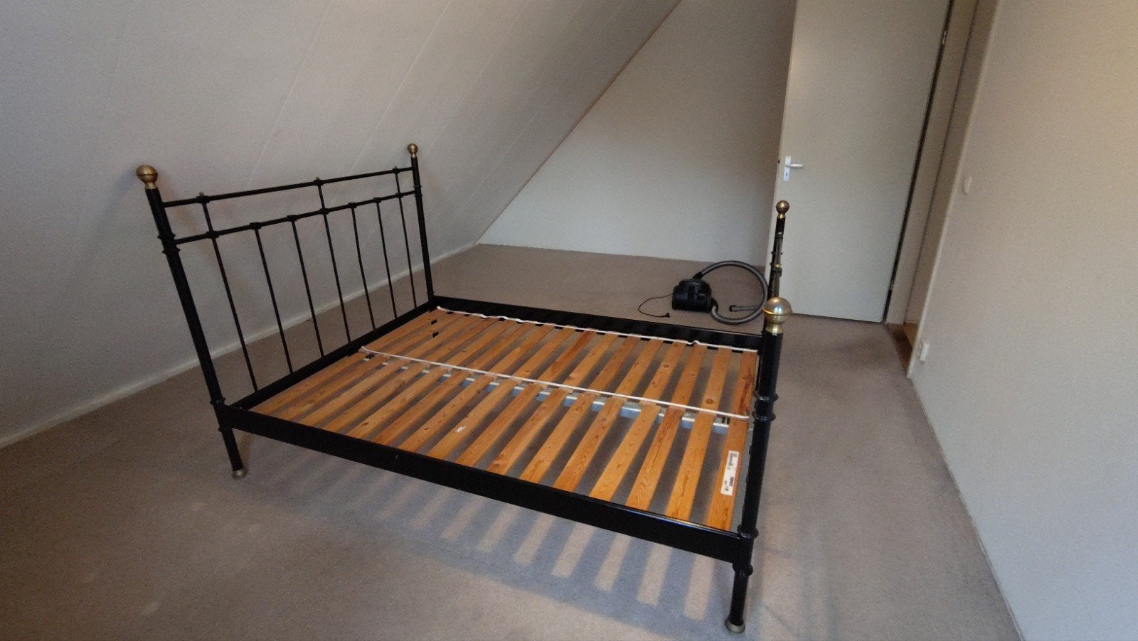 Zwart metalen IKEA bedframe met lattenbodem - 140x200 cm, Ophalen, Gebruikt, Zwart, Tweepersoons