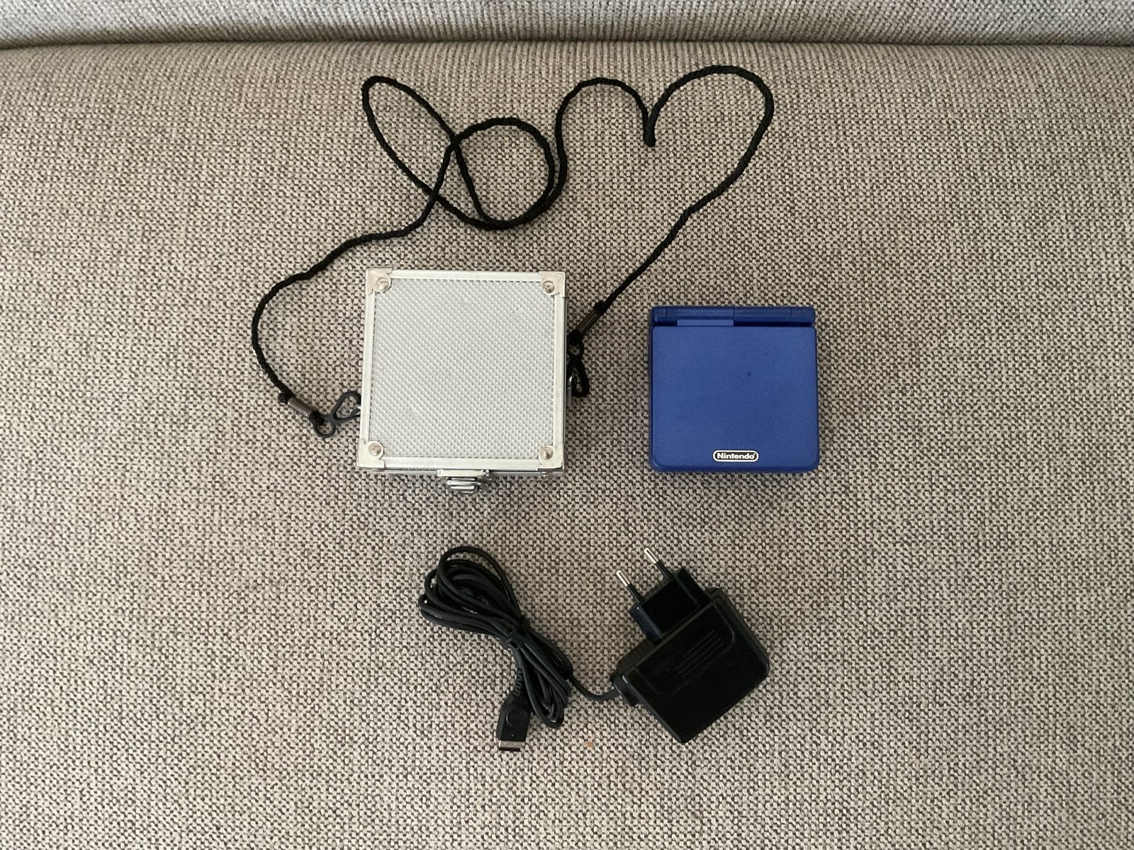 Nintendo Game Boy Advance SP met oplader en metalen case, Ophalen of Verzenden, Gebruikt, Game Boy Advance SP