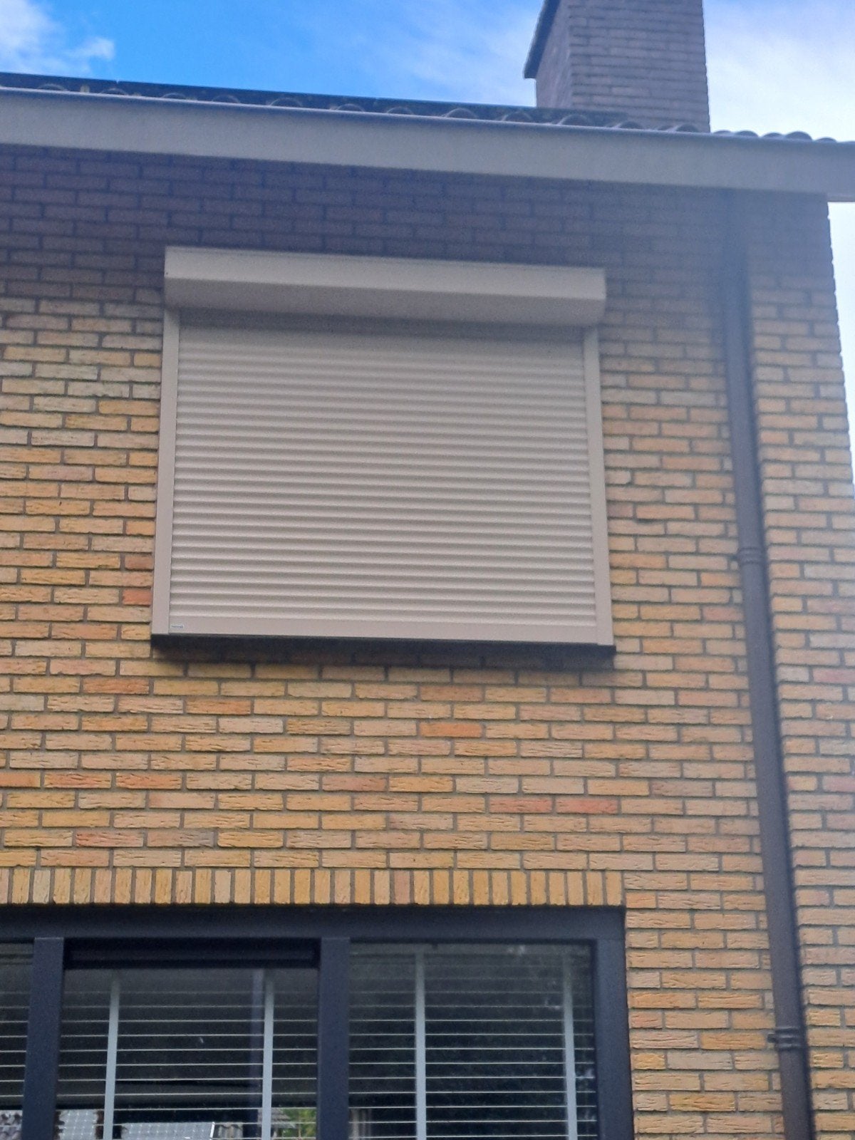Elektrisch bedienbaar rolluik - Crème/Beige, Ophalen, Gebruikt, 100 tot 150 cm, 100 tot 150 cm