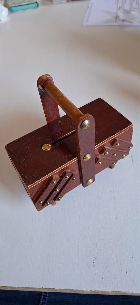 Leuke houten spaarpot in de vorm van een oude naaidoos, Verzamelen, Spaarpotten, Ophalen of Verzenden, Gebruikt, Hout, Overige thema's