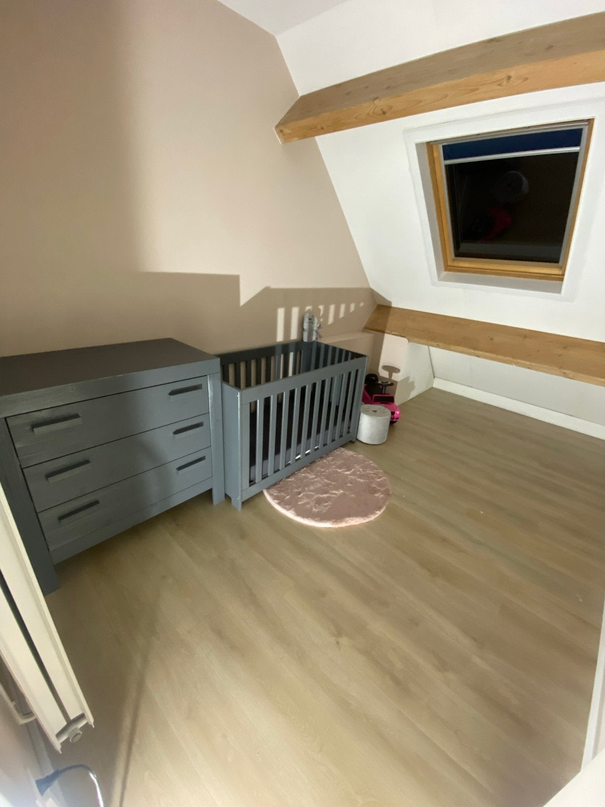 Complete babykamer set: grijs ledikant en commode, Kinderen en Baby's, Kinderkamer | Complete kinderkamers, Ophalen of Verzenden