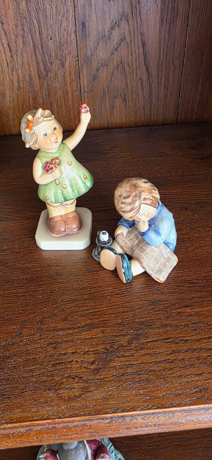 Goebel Hummel beeldjes: Meisje met bloemen & Jongen, Verzamelen, Beelden en Beeldjes, Ophalen of Verzenden