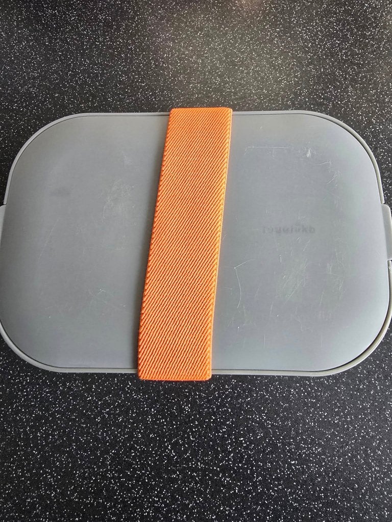 Monbento Original Broodtrommel Grijs met Oranje Elastiek, Huis en Inrichting, Kunststof, Ophalen of Verzenden, Zo goed als nieuw