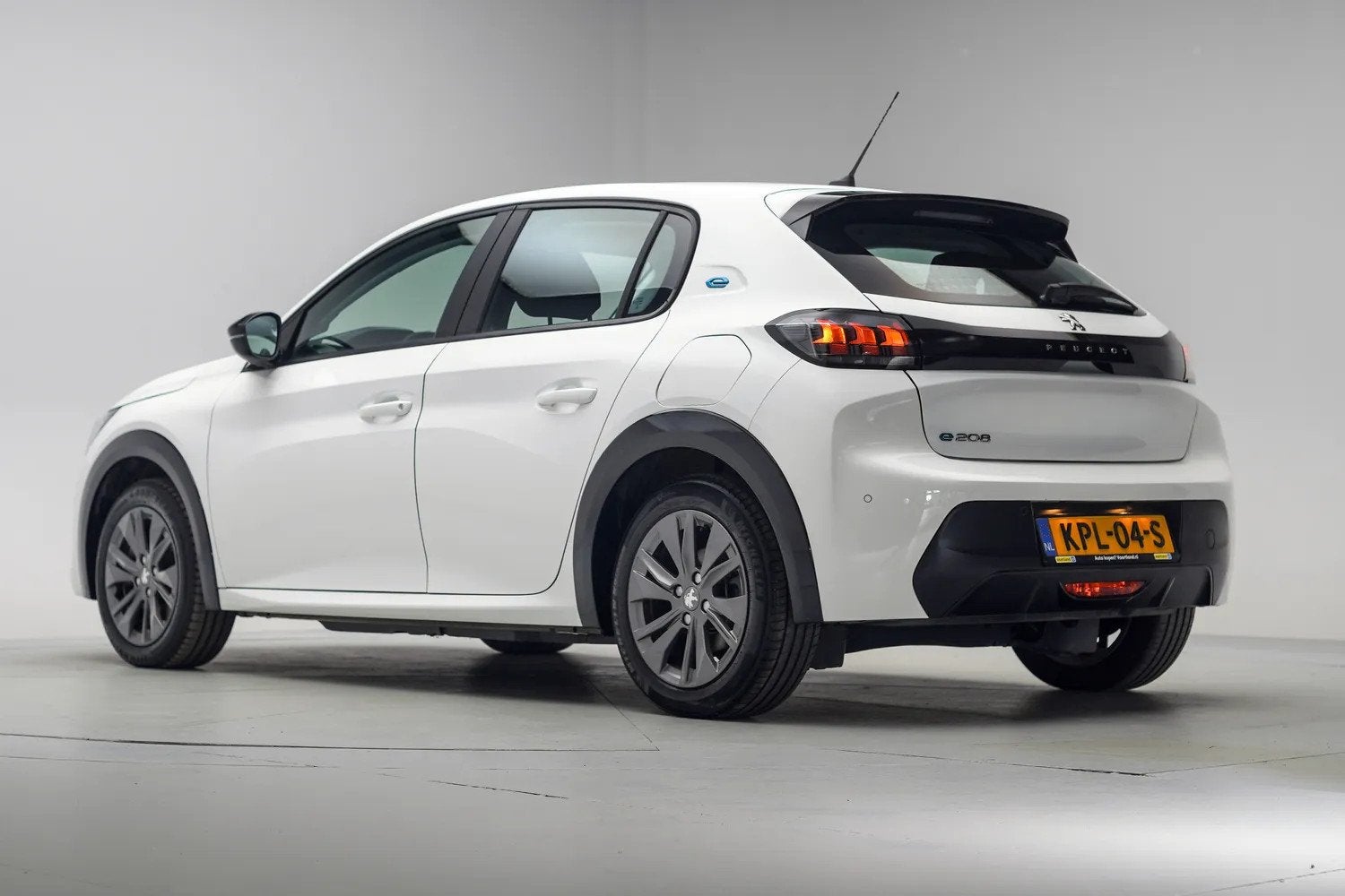 Peugeot e-208 EV Active Pack 50kWh [ LED Cruise control Navi, Auto's, 0 cilinders, Gebruikt, Automatische klimaatregeling, Wit
