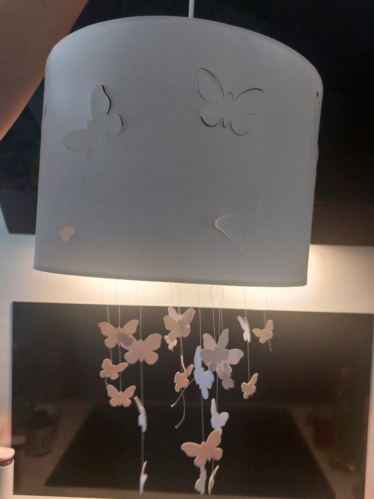 Roze hanglamp met vlinders - Kinderkamer lamp, Huis en Inrichting, Kunststof, Gebruikt, Kinderlijk, Speels, Modern, E27 (groot)