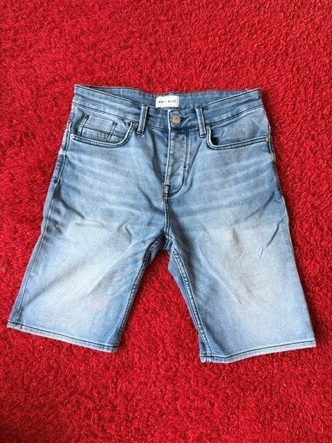 Nieuwe korte spijkerbroek jeans short Anti Blue maat S, Blauw, Nieuw, W32 (confectie 46) of kleiner, Ophalen of Verzenden