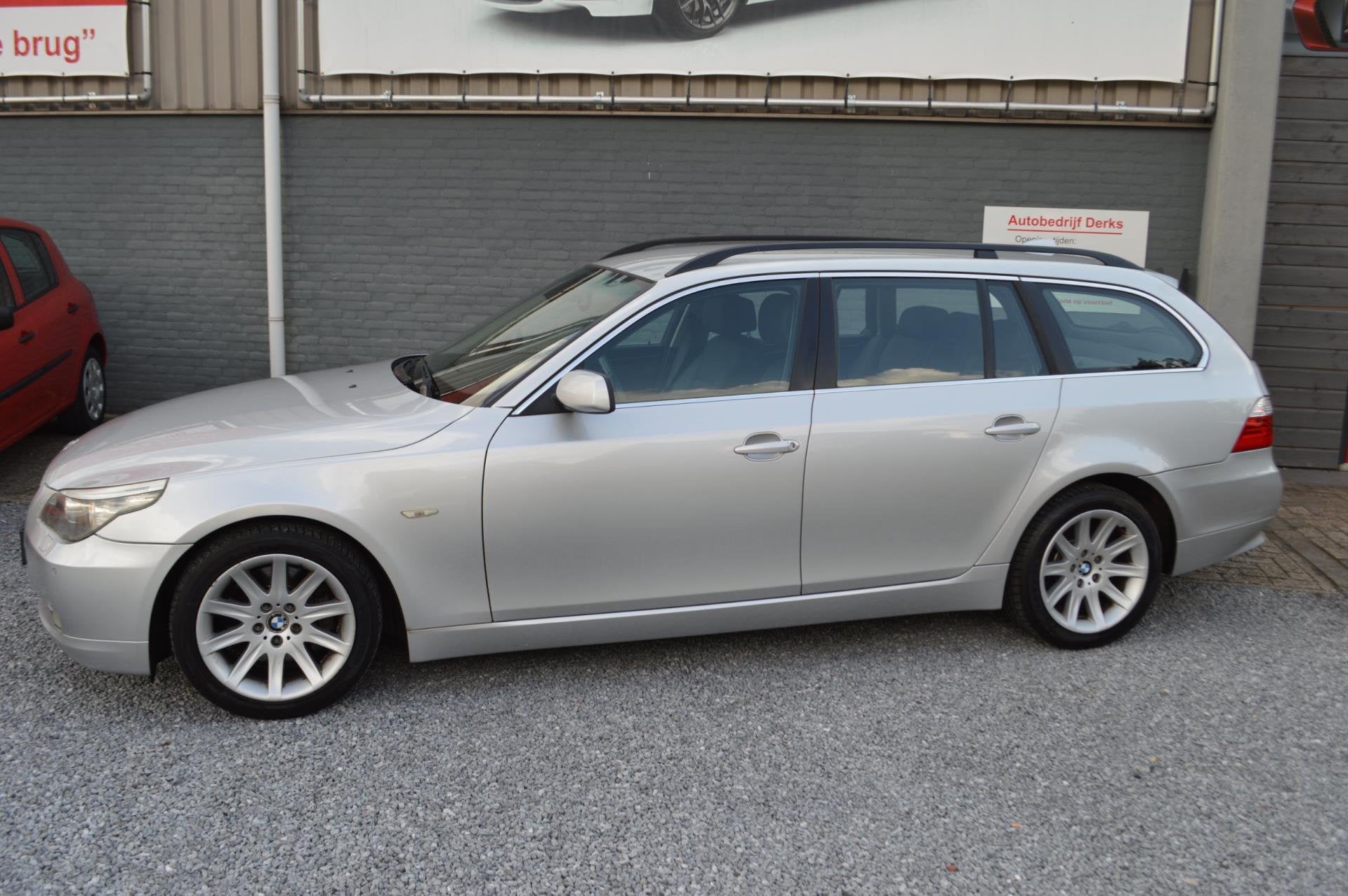 BMW 5-serie Touring 523i High Executive AUT Airco Leer Navi, Achterwielaandrijving, Gebruikt, Leder, 93 €/maand
